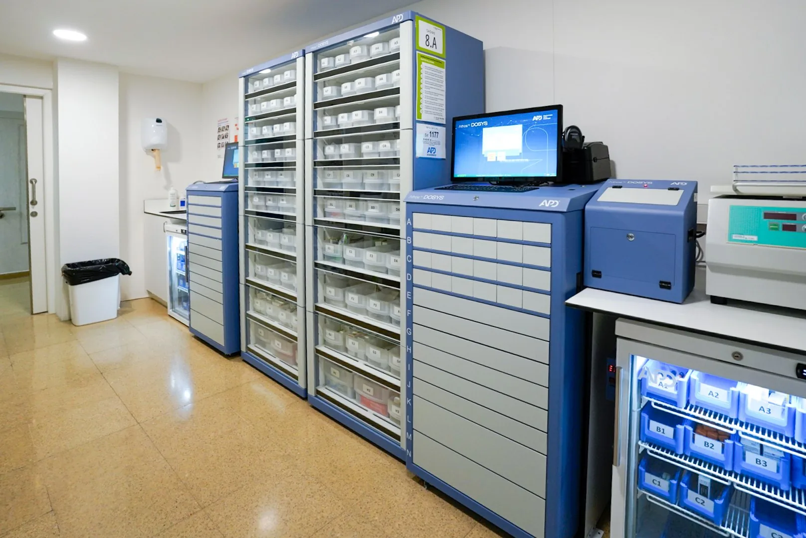 Otra planta del Hospital Germans Trias i Pujol: Dosys Base con monitor, columnas auxiliares, auxiliar de cajones y neveras